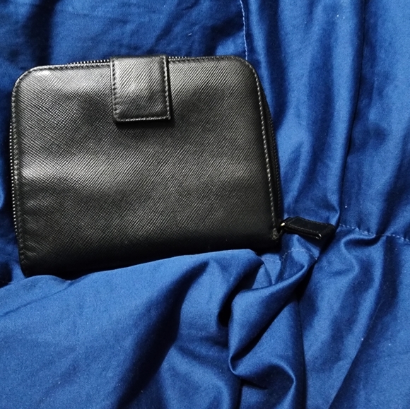 Prada Black Saffiano LEATHER Compact Zip Around Wallet.. - Picture 3 of 8